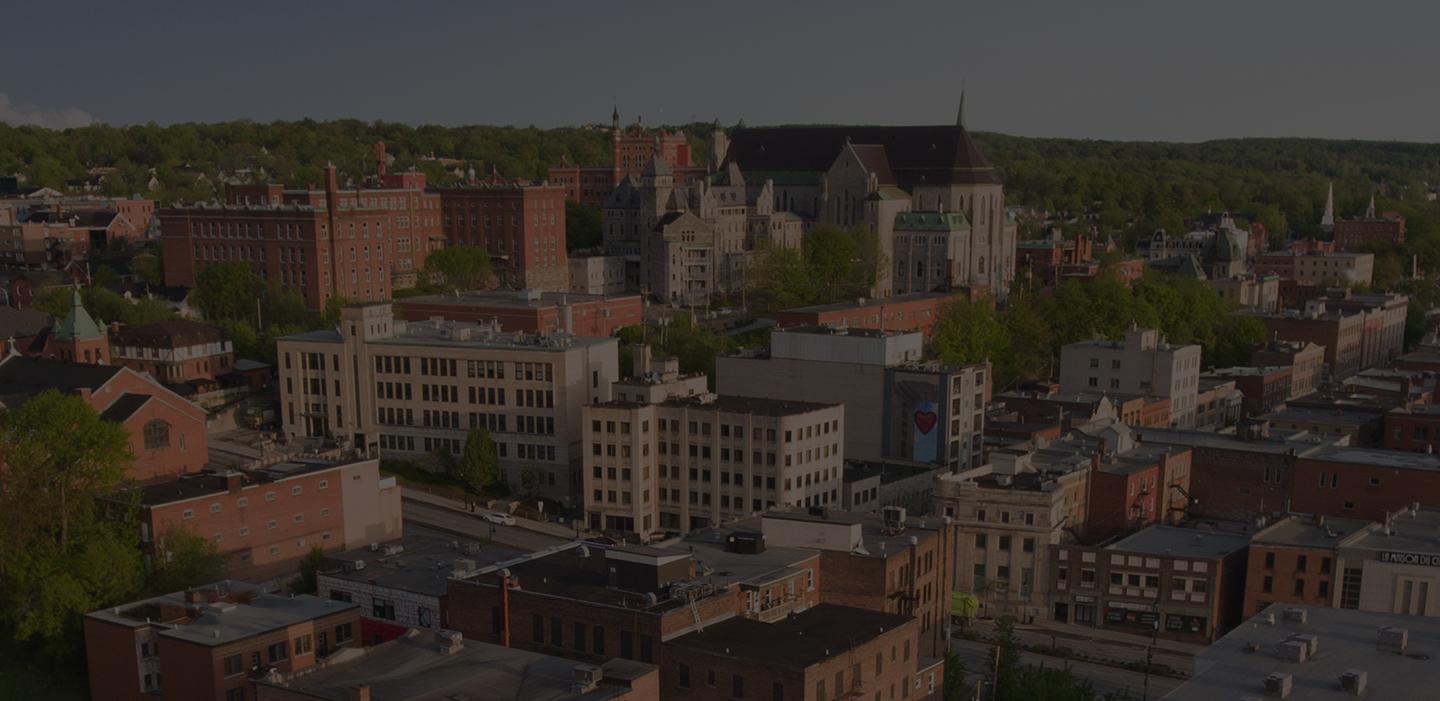 Centre-ville de Sherbrooke avec des bâtiments institutionnels